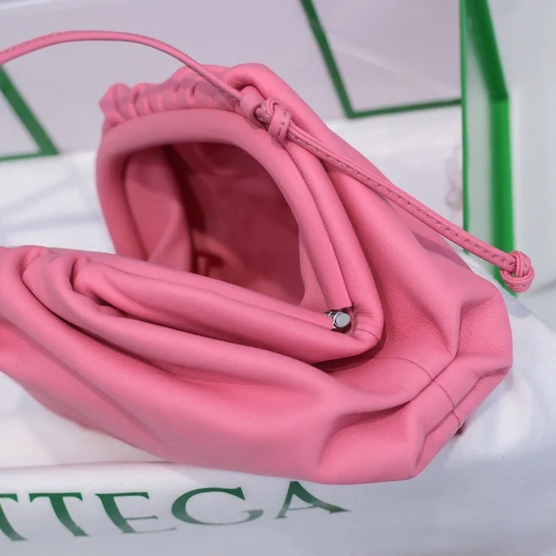 Batch 1120 Bottega Veneta cloud bag ☁️POUCH series original plain calfskin, super low-key and attractive, soft and casual. Major internet celebrity bloggers are crazy about calling it fashionable and classy, ​​lazy and intellectual. Small size: 23*13*8 (small cloud plain) girly pink, model: 6671
